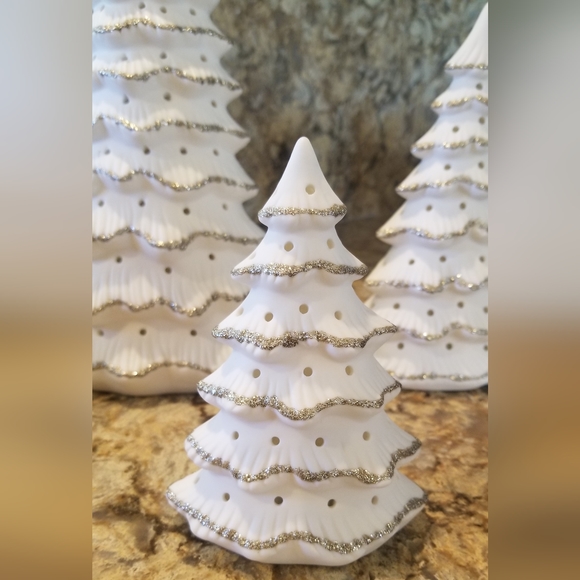 Set of 3 ceramic christmas trees. White with silver lining. - Picture 2 of 3